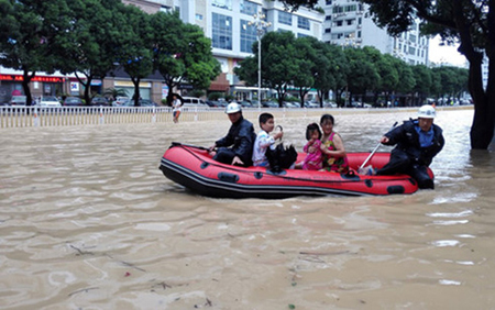 Người Trung Quốc chống chọi với hậu quả bão Megi.